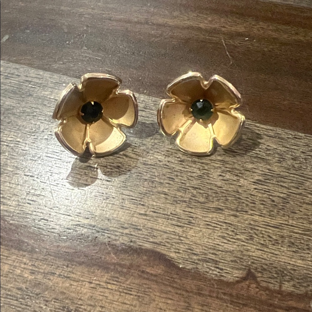 Vintage satin gold emerald green flower screw back earrings - Picture 4 of 6